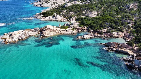 Costa sarda vista dall'alto con acqua turchese e rocce
