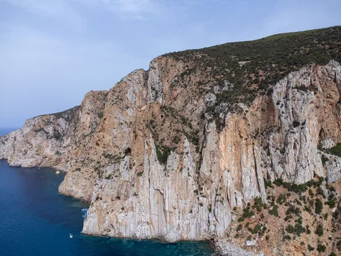 Falesie a picco sul mare in Sardegna