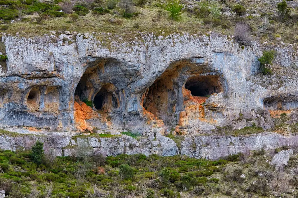 Falesie di calcare bianco con grotte marine