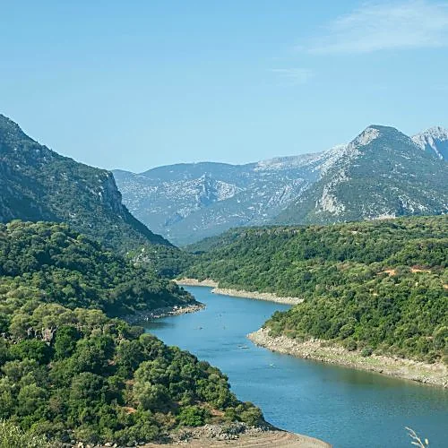 Fiume tra le montagne della Sardegna centrorientale
