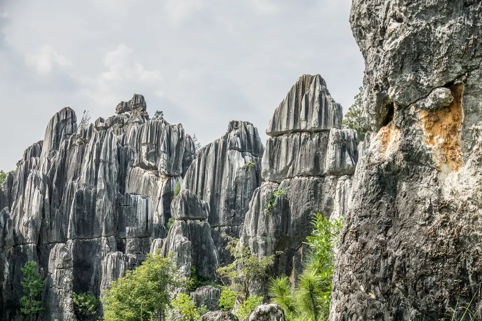 Formazione rocciosa granitica con volta forata