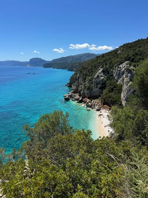 Sentiero costiero sulla baia azzurra